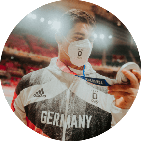 Eduard Trippel mit seiner Olympia-Medalie